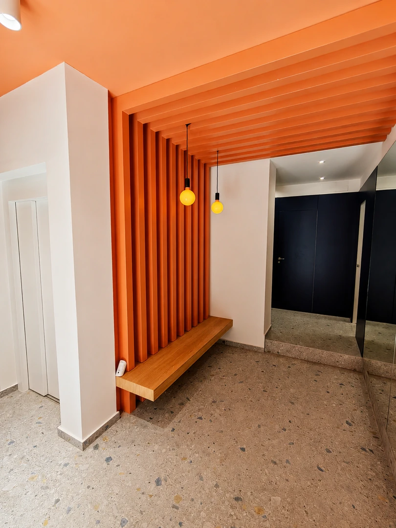 Hall y acceso ascensor Sagasta 8